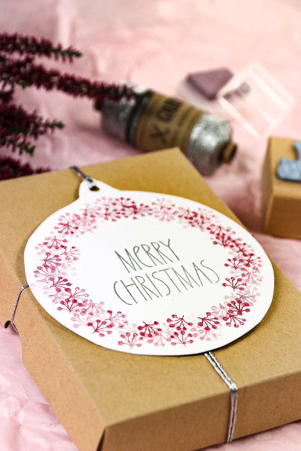 Weihnachtsgeschenk mit großen GEschenkanhänger Merry Christmas