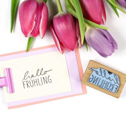 Stempel Hallo Frühling, Textstempel, auf Anhänger gestempelt