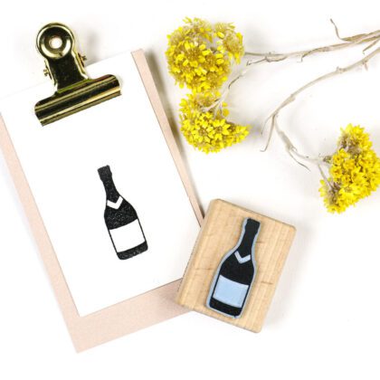 Stempel Sektflasche auf Anhänger gestempelt