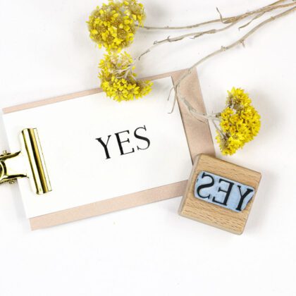 Stempel YES, Textstempel, auf Anhänger gestempelt