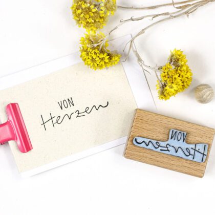Stempel von Herzen, Textstempel auf Anhänger gestempelt