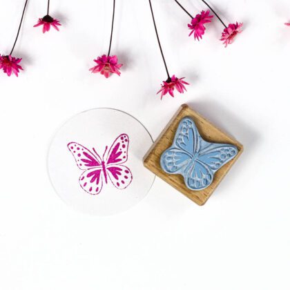 Handgefertigter Holzstempel mit Schmetterling-Motiv von STUDIO KARAMELO, Stempelgummi auf Buchenholz, ca. 26 × 12 mm Motivgröße